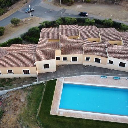 Residence Baia Sant Anna Con Piscina タナウネッラ エクステリア 写真