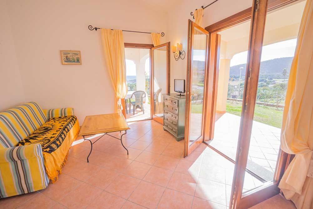 Residence Baia Sant Anna Con Piscina タナウネッラ エクステリア 写真