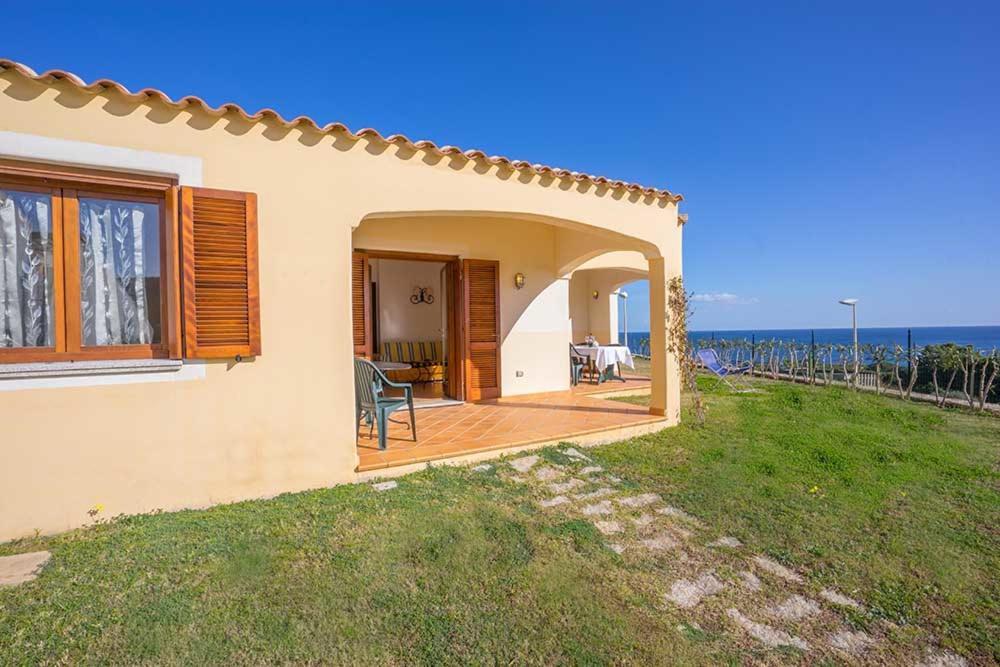 Residence Baia Sant Anna Con Piscina タナウネッラ エクステリア 写真