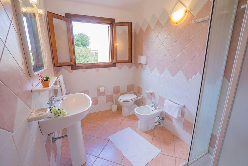 Residence Baia Sant Anna Con Piscina タナウネッラ エクステリア 写真
