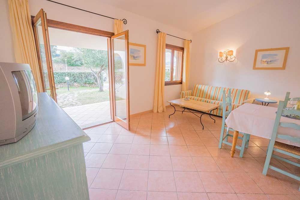 Residence Baia Sant Anna Con Piscina タナウネッラ エクステリア 写真