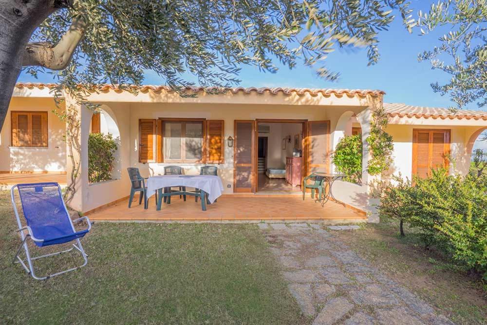 Residence Baia Sant Anna Con Piscina タナウネッラ エクステリア 写真