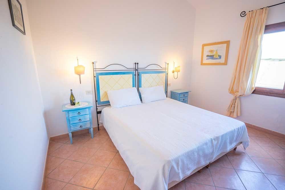 Residence Baia Sant Anna Con Piscina タナウネッラ エクステリア 写真