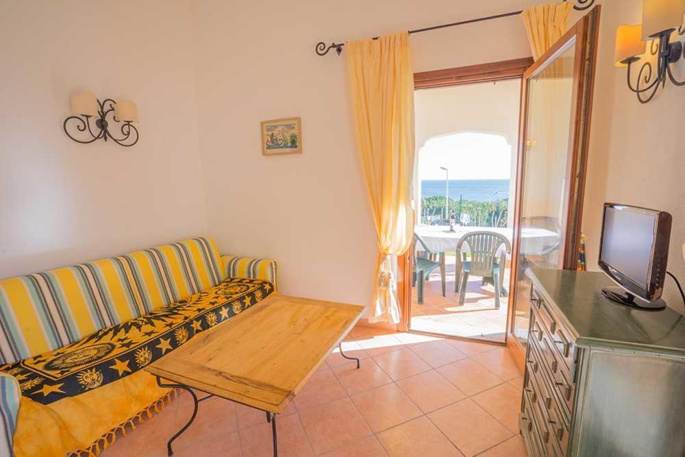 Residence Baia Sant Anna Con Piscina タナウネッラ エクステリア 写真