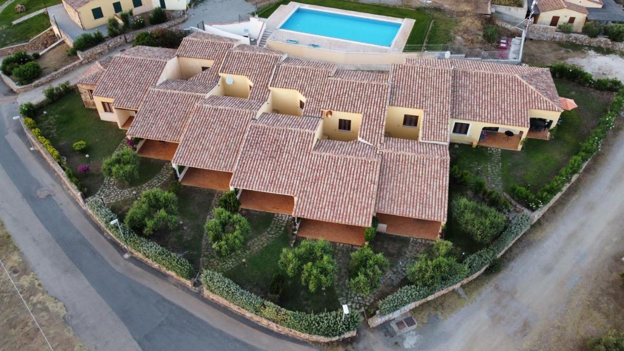 Residence Baia Sant Anna Con Piscina タナウネッラ エクステリア 写真
