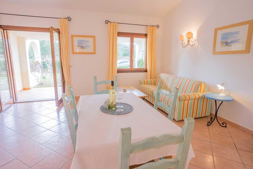Residence Baia Sant Anna Con Piscina タナウネッラ エクステリア 写真
