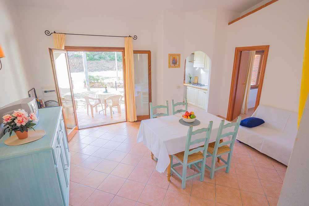 Residence Baia Sant Anna Con Piscina タナウネッラ エクステリア 写真