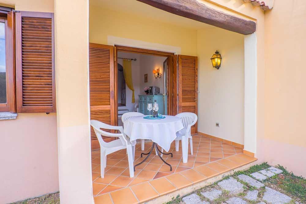 Residence Baia Sant Anna Con Piscina タナウネッラ エクステリア 写真