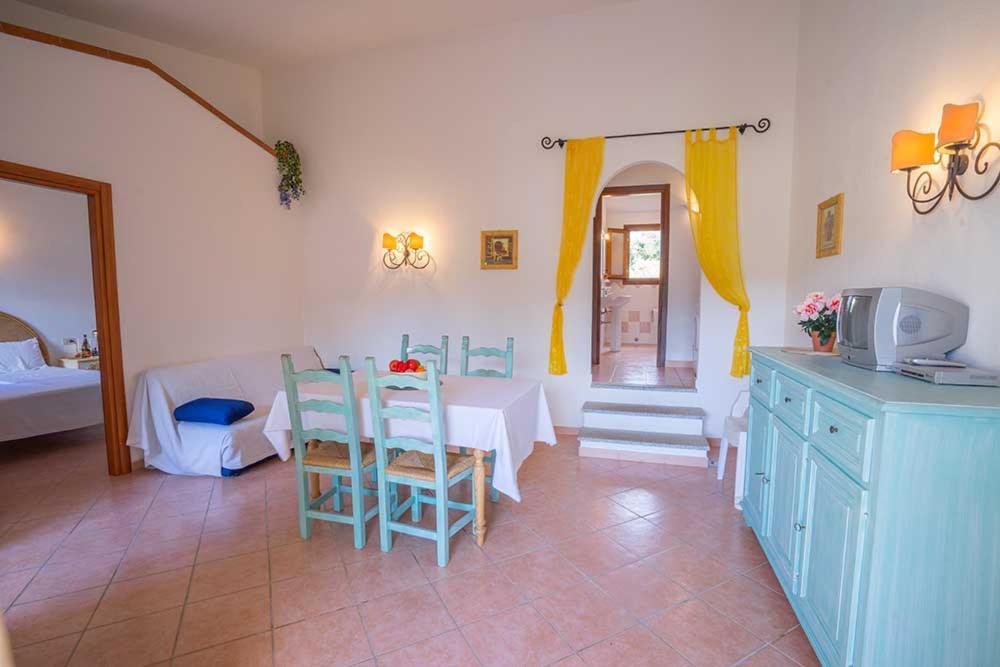 Residence Baia Sant Anna Con Piscina タナウネッラ エクステリア 写真