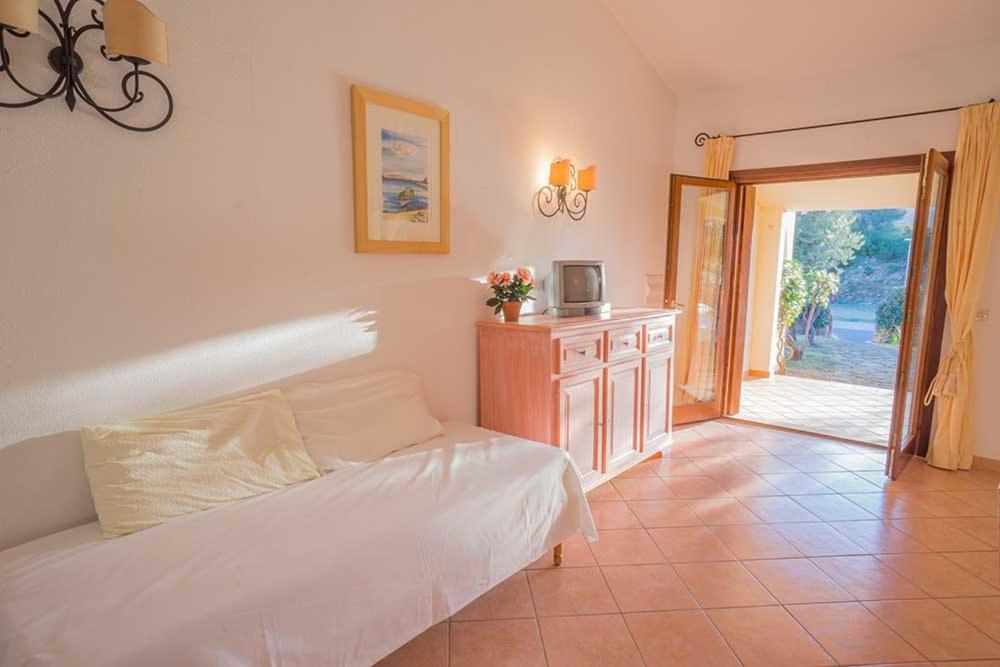 Residence Baia Sant Anna Con Piscina タナウネッラ エクステリア 写真