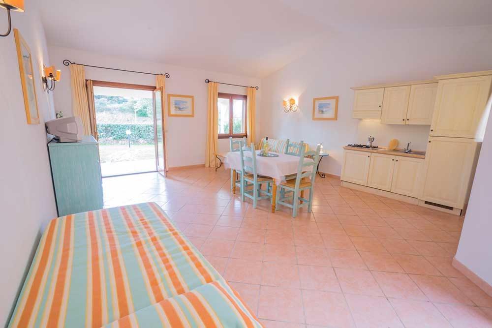 Residence Baia Sant Anna Con Piscina タナウネッラ エクステリア 写真