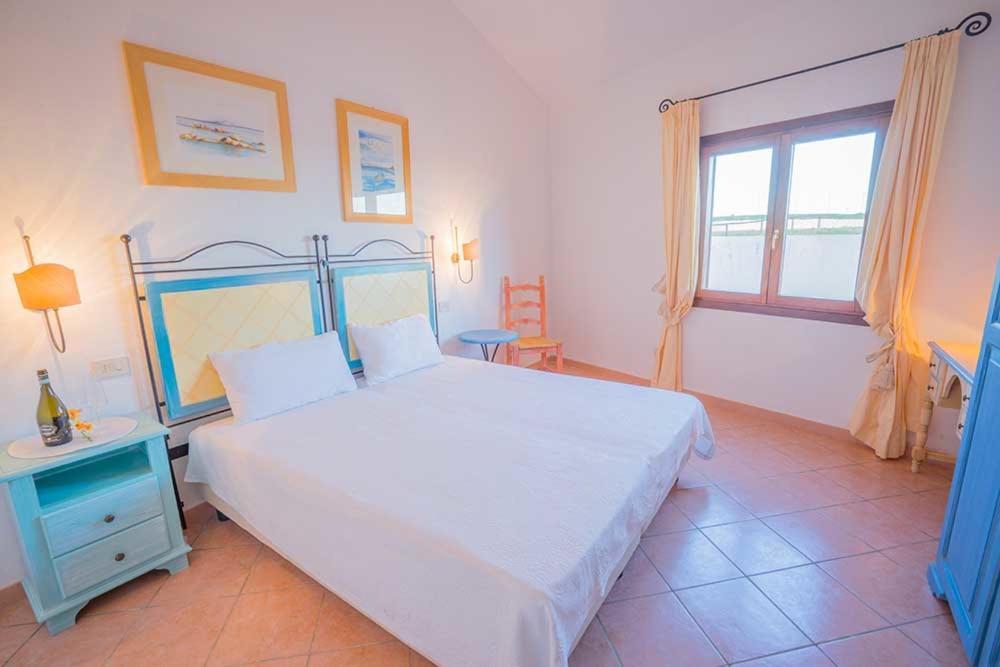 Residence Baia Sant Anna Con Piscina タナウネッラ エクステリア 写真