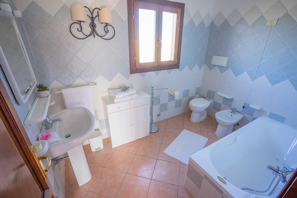Residence Baia Sant Anna Con Piscina タナウネッラ エクステリア 写真