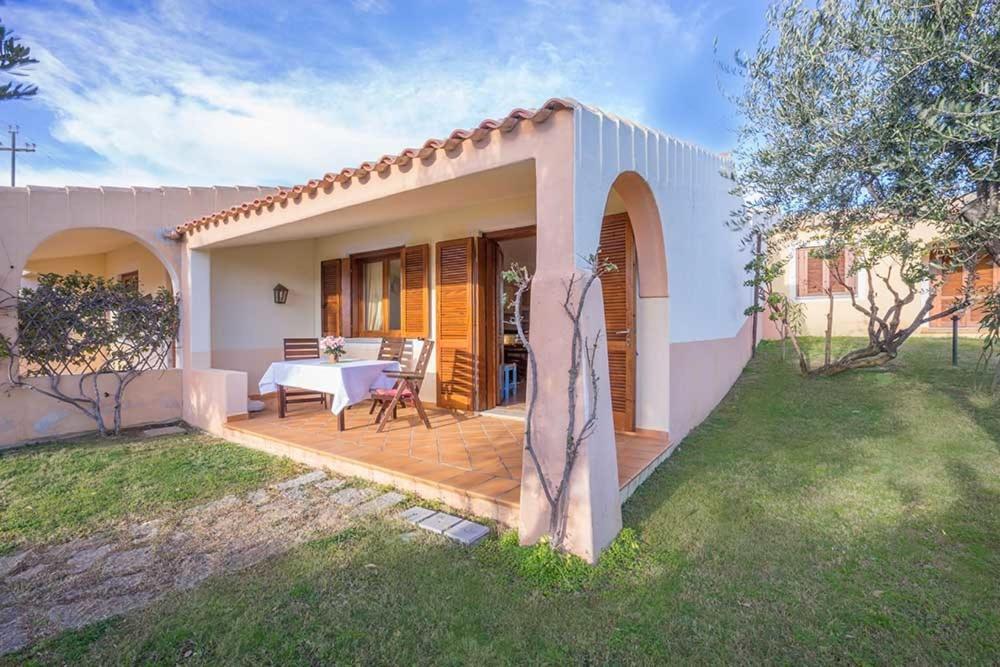 Residence Baia Sant Anna Con Piscina タナウネッラ エクステリア 写真