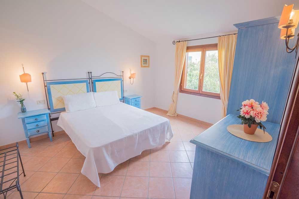 Residence Baia Sant Anna Con Piscina タナウネッラ エクステリア 写真