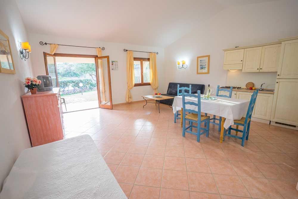 Residence Baia Sant Anna Con Piscina タナウネッラ エクステリア 写真