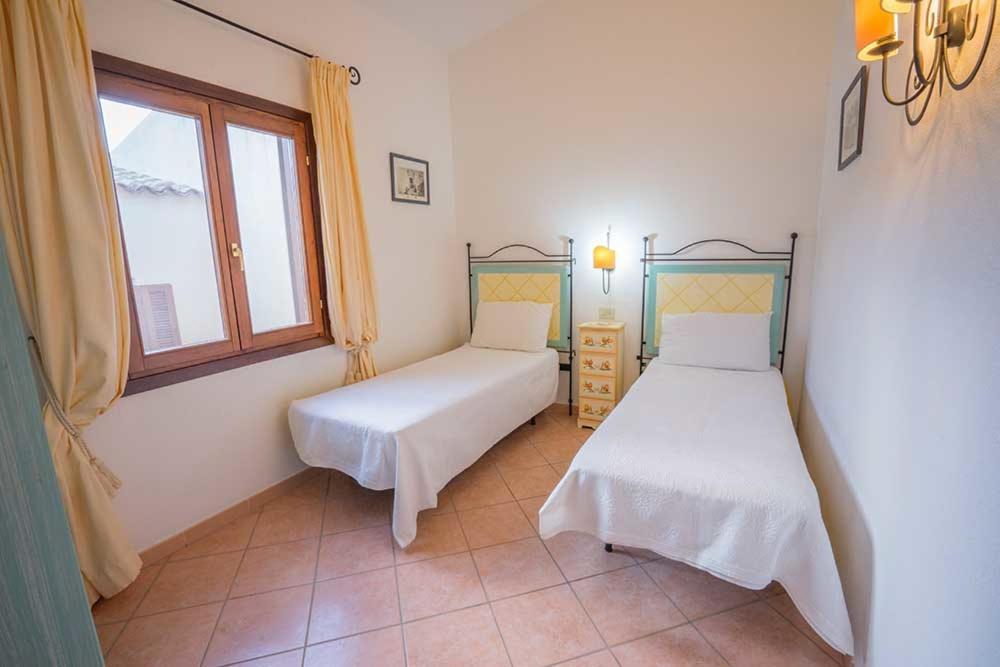 Residence Baia Sant Anna Con Piscina タナウネッラ エクステリア 写真