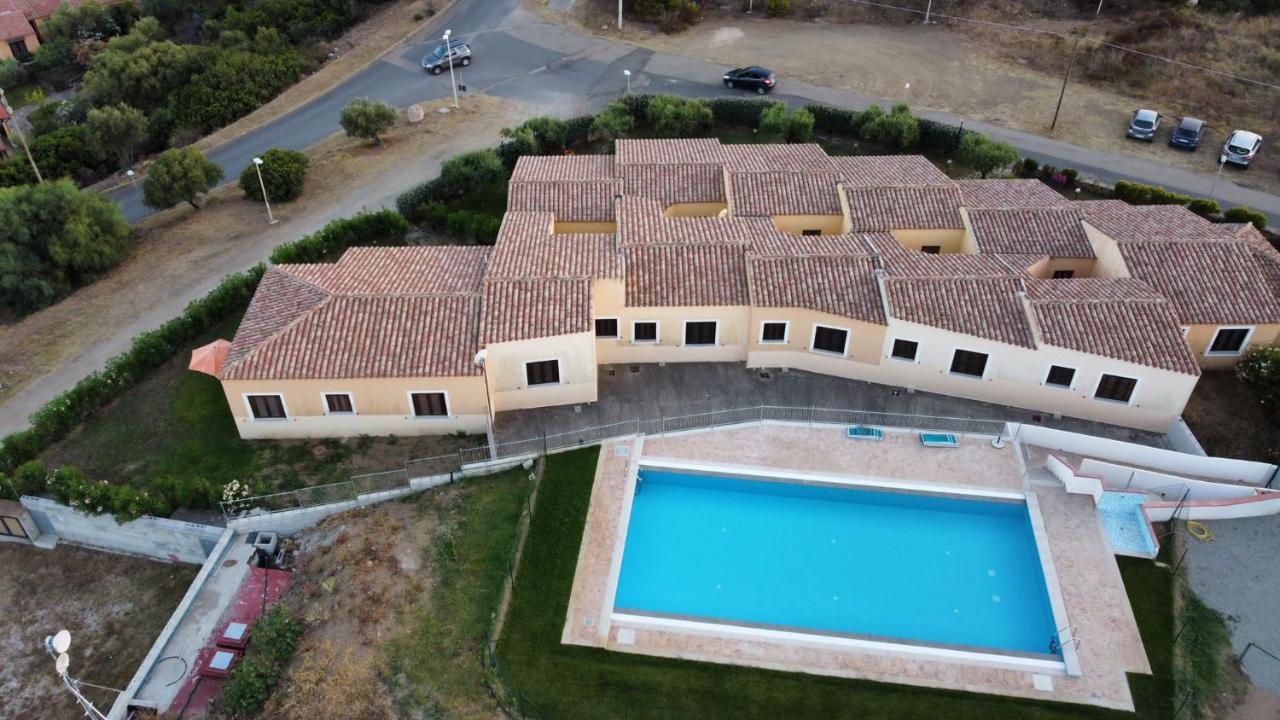 Residence Baia Sant Anna Con Piscina タナウネッラ エクステリア 写真