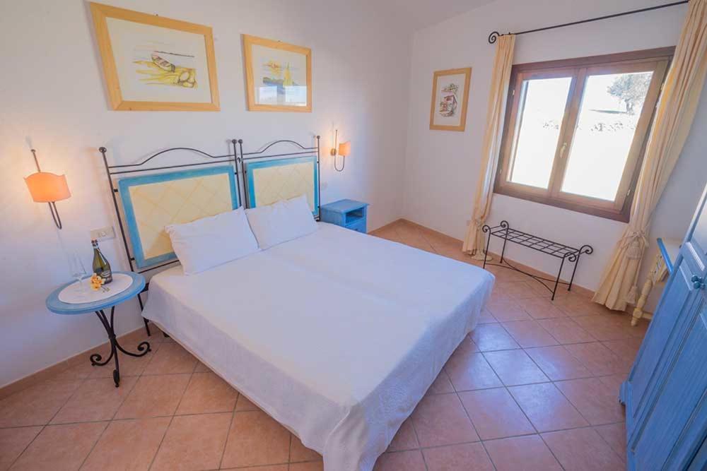 Residence Baia Sant Anna Con Piscina タナウネッラ エクステリア 写真