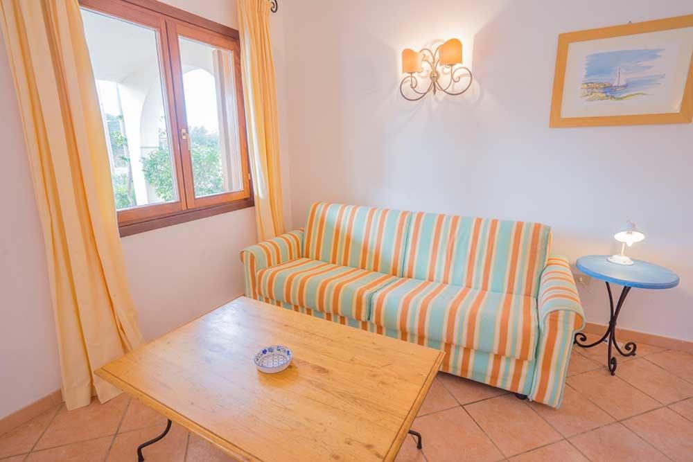 Residence Baia Sant Anna Con Piscina タナウネッラ エクステリア 写真