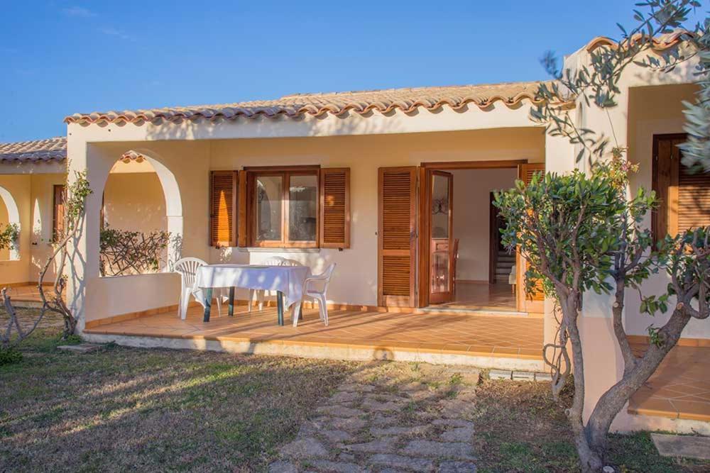 Residence Baia Sant Anna Con Piscina タナウネッラ エクステリア 写真