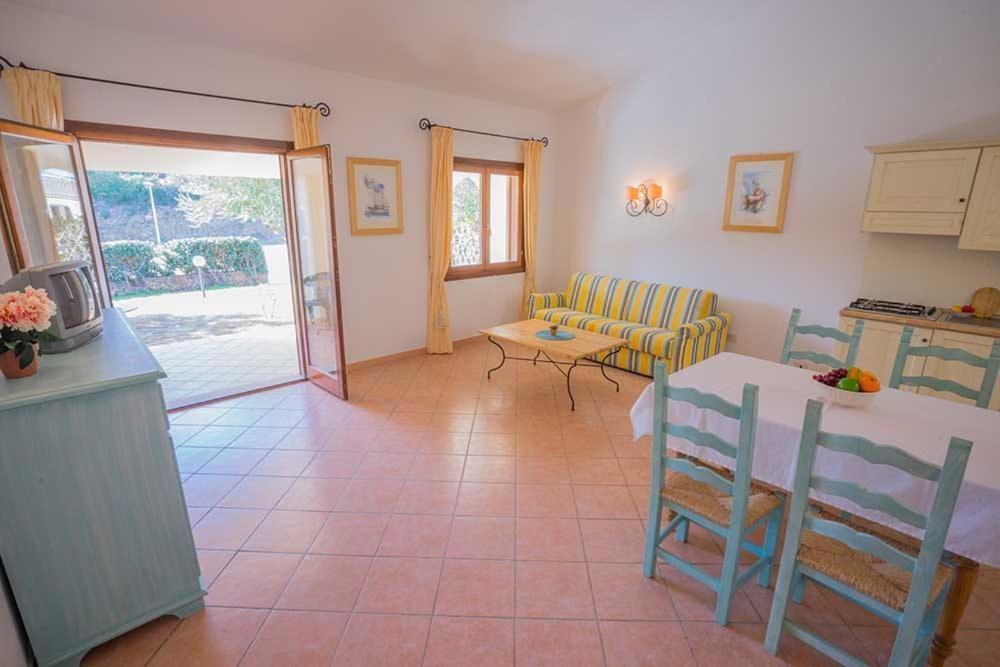 Residence Baia Sant Anna Con Piscina タナウネッラ エクステリア 写真