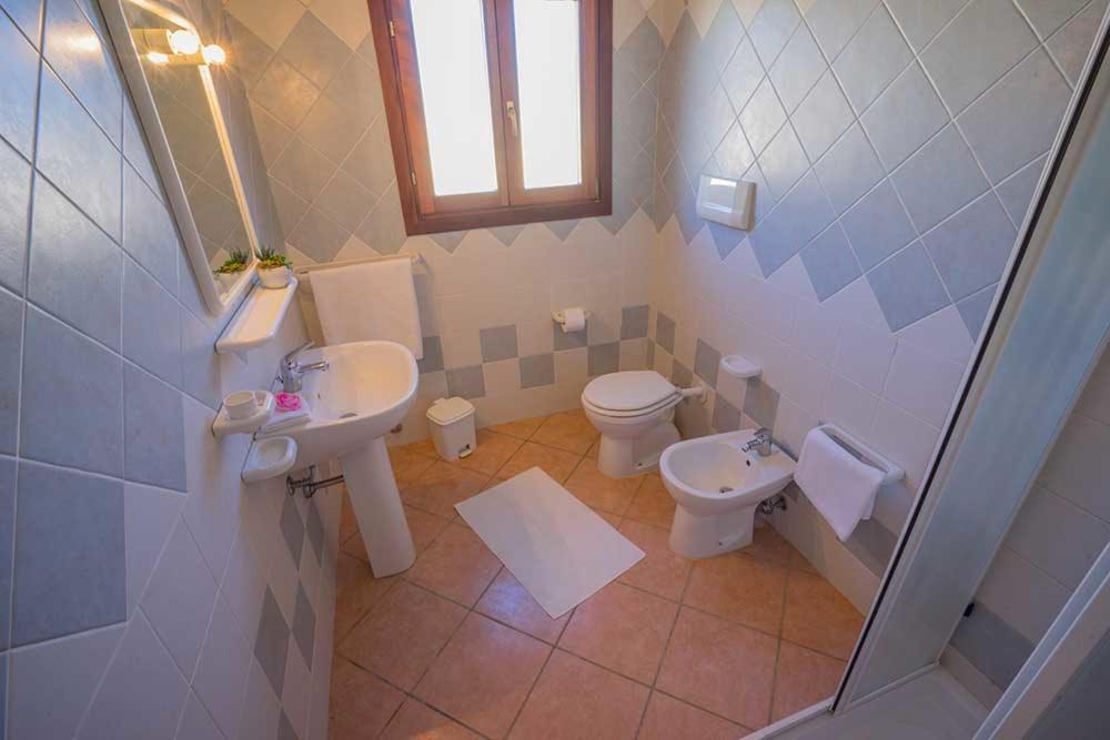 Residence Baia Sant Anna Con Piscina タナウネッラ エクステリア 写真