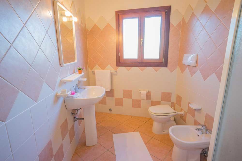 Residence Baia Sant Anna Con Piscina タナウネッラ エクステリア 写真